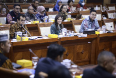 Communications and Digital Minister Meutya Hafid (center) is accompanied by deputy ministers Nezar Patria (left) and Angga Raka Prabowo (right) during a working meeting with House of Representatives' Commission I at the House of Representatives building in Senayan, Central Jakarta, on November 5, 2024. The meeting discussed the ministry's the 100-day working plan, including fighting online gambling and preparation for concurrent regional elections on November 27.