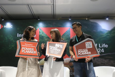 Lanny Hendra, Wealth and Personal Banking Director  at HSBC Indonesia (center); Sumirat Gandapraja, Head of Networks Sales and Distribution HSBC Indonesia (right); and life coach Muara Makarim pose for a photograph after a talk show and media briefing on the HSBC Quality of Life study in Jakarta on Nov. 7. The study focused on “exploring the definition of a quality life” and “the strong connection between financial health, mental health and physical fitness among affluent customers”.