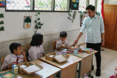 Vice President Gibran Rakabuming Raka inspects a trial of the free nutritious meal program on Nov. 4, 2024, at SDN 1 Langkai state elementary school in Palangka Raya, Central Kalimantan.