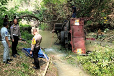 Truck plunges into 20-meter ravine in Blitar, 2 dead