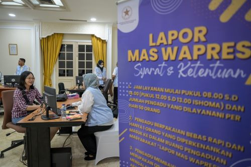 Listening ear: An employee of Lapor Mas Wapres (Report to the Vice President) attends to a member of the public on Nov. 11, 2024, the day Vice President Gibran Rakabuming Raka launched the new complaint center at his office in Central Jakarta.