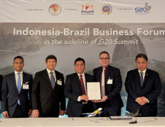 Representatives of Embraer and PT Dirgantara Indonesia (PTDI) sign a memorandum of understanding (MoU) to foster collaboration in commercial aviation.