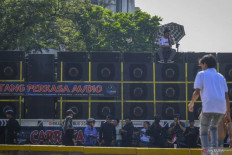 Revelers stand in front of a stack of speakers that make up a 'horeg' sound system during a street party on Jl. Sudirman, Jakarta, on Oct. 20, 2024.