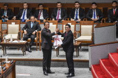 Government rushes legislation with majority House support