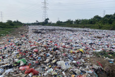 Piles of garbage are seen along the Kali Cikarang Bekasi Laut River bank in Muara Bakti village, Bekasi regency, West Java, in this file photo. Villagers say the stench reaches their residences approximately a kilometer away. 