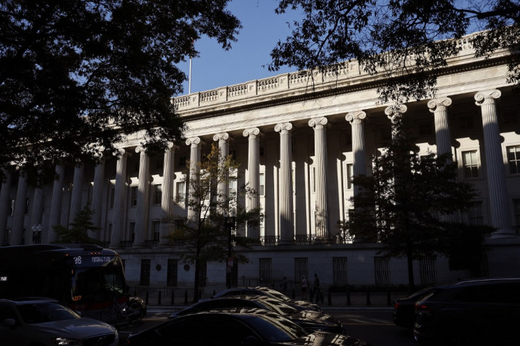 Cahaya pagi menyinari sisi timur Departemen Keuangan Amerika Serikat pada 22 Oktober 2024 di Washington, DC.