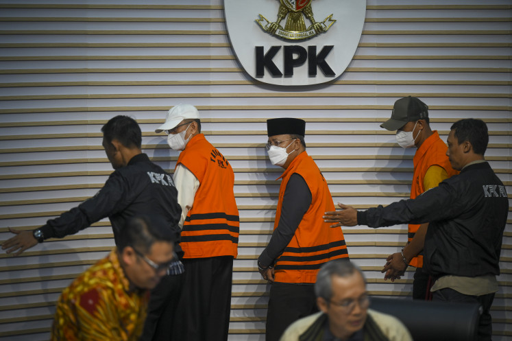 Officers lead Bengkulu Governor Rohidin Mersyah (center), Bengkulu Governor Evriansyah's aide (second right), and Bengkulu Provincial Secretary Isnan Fajri (second left) after a press conference on the determination and detention of suspects in the KPK's over-the-top (OTT) operation at the Red and White Building, KPK, Jakarta, on Sunday, November 24, 2024. The KPK has named Bengkulu Governor Rohidin Mersyah, Bengkulu Governor Aide Evriansyah, and Bengkulu Provincial Secretary Isnan Fajri as suspects with cash evidence of around IDR 7 billion allegedly used for re-candidacy as governor in the 2024 Regional Elections.