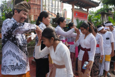 Students line up on Nov. 25,  2024, while greeting their teachers during the celebration of Teacher's Day at SMP Negeri 1 Denpasar, Bali. The activity, which carried the theme "Great Teachers, Strong Indonesia", is an expression of affection and gratitude from students to teachers.