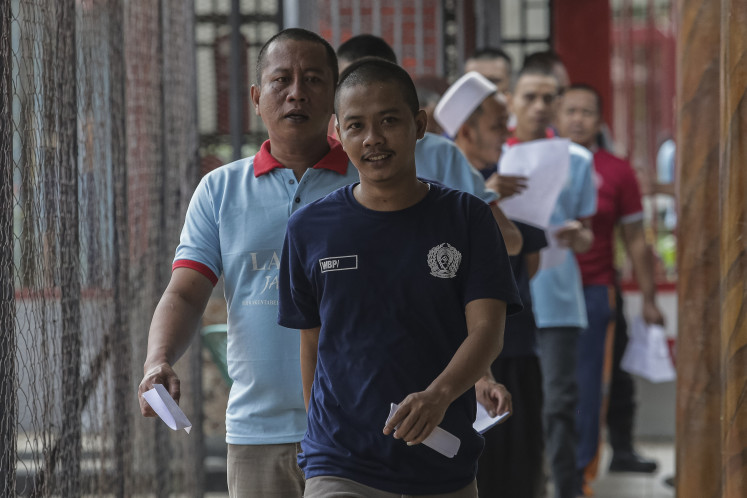 Inmates of Serang Penitentiary in Banten cast their votes in the regional head elections on Nov. 27, 2024.