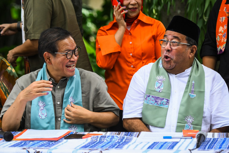 Jakarta gubernatorial candidate Pramono Anung (left) talks to his running mate Rano Karno (right) during a press briefing in Cipete, South Jakarta on Nov. 28, 2024. The Pramono-Rano pair declared victory in the single round of the Jakarta election after claiming to get 2.18 million or 50.07 percent of total valid votes during the Wednesday's voting day according to the real count done by the Jakarta Elections Commission (KPU).