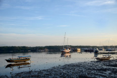 Bali tourists should use local guides, deputy minister says