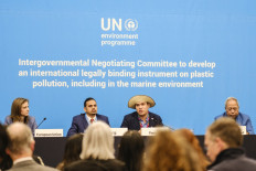 Nations warn of deadlock at landmark plastic pollution talks