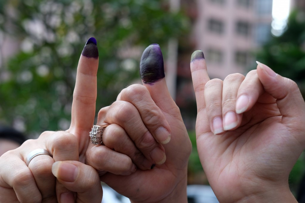 Voters show their finger after making the right to vote in one of the polling stations (TPS) in the Rasuna Apartment area, Setiabudi, Jakarta, April 17 2019. 