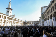'Syria freed!': Thousands cheer at famed Damascus mosque