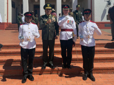 Indonesian Army Military Academy governor Maj. Gen. R. Sidharta Wisnu Graha (second left) and Royal Military College Duntroon commanding officer Lt. Col. Brian Hickey (second right) pose with Second Sgt. Maj. Cadet Aldiva Rahmat Yudhatama (left) and Second Sgt. Maj. Cadet Made Surya Adi Putra on Dec. 10, 2024, after their graduation ceremony at the Royal Military College (RMC), Duntroon in Canberra.