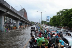 Makassar hit with flood after heavy rainfall on Sunday