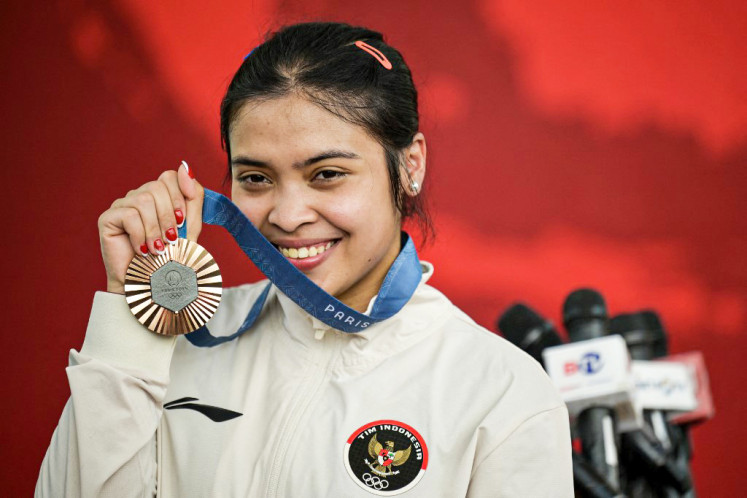 Olympic bronze medalist Gregoria Mariska Tunjung poses with her medal during a ceremony at Merdeka Palace in Jakarta on Aug. 15.