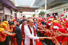 Investment and Downstream Industry Minister/head of the Investment Coordinating Board Rosan Perkasa Roeslani, greets thousands of employees of PT HM Sampoerna in Surabaya, East Java, during the inauguration of the hand-rolled kretek cigarette (SKT) production facilities of Sampoerna in Blitar and Tegal on Dec. 13.