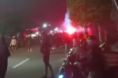 Arema FC, Persik Kediri supporters clash at regency border