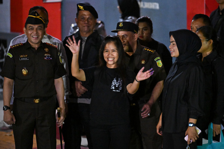 Filipino citizen Mary Jane Veloso (left), on death row in a narcotics case, greets reporters on Dec. 17, 2024, after being discharged from the Pondok Bambu Class IIA Women's Prison in Jakarta. Mary Jane departed for Soekarno Hatta Airport in Tangerang to undergo a transfer to her home country on the basis of President Prabowo Subianto's discretionary policy. 