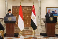 Indonesian President Prabowo Subianto (left) and President of the Arab Republic of Egypt Abdel Fattah El-Sisi (right) delivered a joint statement at the Al Ittihadiya Presidential Palace, Cairo, Egypt, on Wednesday, December 18, 2024. President Prabowo Subianto during the state visit held a tete-a-tete meeting with President El-Sisi, as well as a bilateral meeting with the delegations of the two countries. 