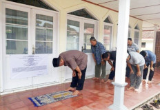 Members of the Indonesian Ahmadiyah Congregation (JAI) pray on the veranda of Nur Khilafat Mosque in Ciamis, West Java, on June 26, 2014. Local authorities sealed the mosque and hung posters detailing the prohibition of JAI members from practicing their faith ther.