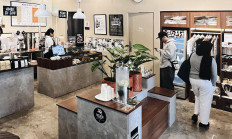 Customers wait for a cup of coffee at a Tuku outlet in Kemang, South Jakarta.