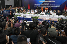 Coordinating Politics and Security Minister Budi Gunawan (sixth left) sits next to Communications and Digital Minister Meutya Hafid (fifth left); Higher Education, Science and Technology Minister Satryo Soemantri Brodjonegoro (fourth left); National Cyber and Encryption Agency (BSSN) head Hinsa Siburian (third left); Presidential Chief of Staff AM Putranto (third right); Bank Indonesia deputy governor Juda Agung (rgiht); the National Police's Criminal Investigation Department deputy chief Comr. Gen. Wahyu Widada (right); and Deputy Communications and Digital Minister Angga Raka (left) during a press briefing on online gambling and personal data protection task force in Jakarta on Nov. 21, 2024.