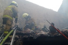 Firefighters from the Central Jakarta Fire and Rescue Agency scour for embers on Dec. 30, 2024, at the scene of a fire at a house on Jl. Letjen Suprapto in Bungur subdistrict, Senen district, Central Jakarta. Two elderly residents were found death inside the house. 