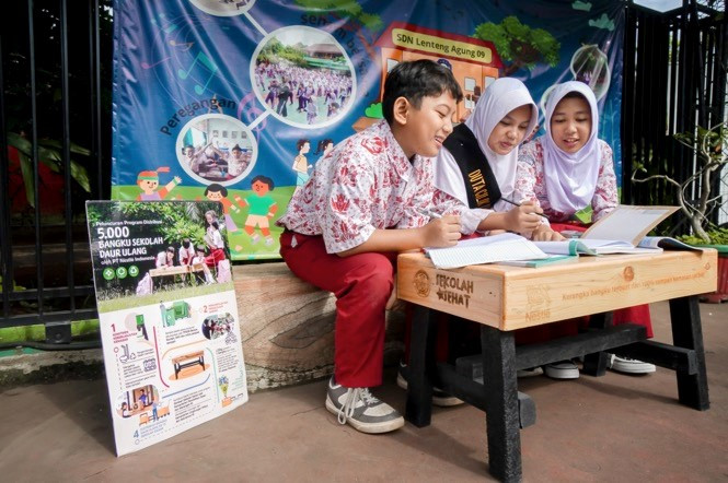 Students of SDN Cilandak Barat 03 state elementary school in South Jakarta use a bench made from postconsumer recycled plastic as they learn about environmental awareness and waste management as part of PT Nestlé Indonesia’s holistic sustainability program, as part of the global company’s campaign to reduce plastic waste and cultivate agents of change among the younger generation in support of the development of a circular economy. Each bench is made from around 25 kilograms of postconsumer recycled plastic, processed by Abbas Plastindo from household waste collected by the Baraya Runtah 3R waste management material recovery facility (MRF), Sustainable Waste Indonesia (SWI) as well as partner traders, topped with a seat made from used wooden crates.(Courtesy of PT Nestlé Indonesia)