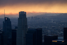 Los Angeles wildfires spread to Hollywood 