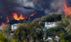Celebrities lose homes, flee as Los Angeles fires spread