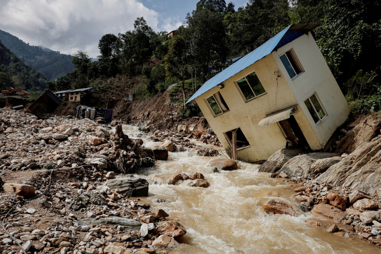 Pemandangan rumah-rumah yang rusak akibat banjir mematikan menyusul hujan deras di sepanjang tepi Sungai Kalati di desa Bhumidanda, kotamadya Panauti di Kavre, Nepal pada 1 Oktober 2024.