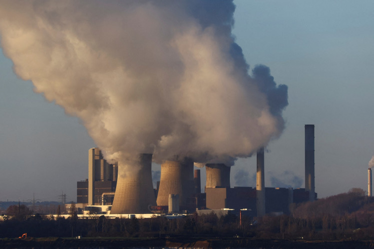 Pemandangan pembangkit listrik tenaga batubara Weisweiler milik RWE utilitas Jerman di Weisweiler, Jerman, pada 17 Januari 2023.