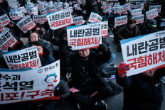 Thousands of South Koreans protest as president digs heels in