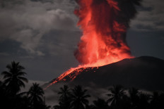 Mount Ibu erupts again, spewing hot lava and smoke column