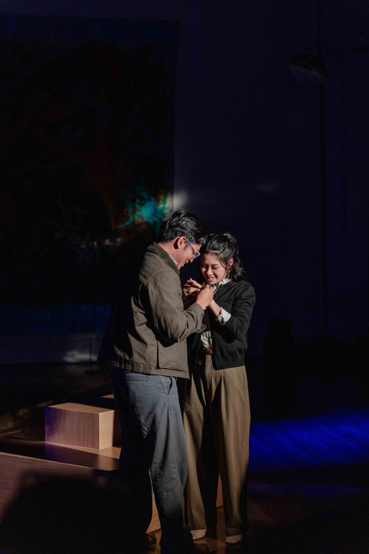 The love story of Roland and Marianne, played by Ravi (right) and Margareta Marisa (left), bares all core emotions: happiness, sadness and loss. (Courtesy of Teater Pandora/.)