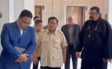 President Prabowo Subianto (center) holds a conversation with United States actor Steven Seagal (right) on Jan. 13, 2025, in a hotel in South Jakarta.