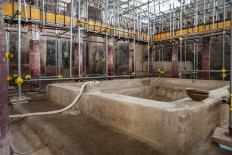 Pompeii reveals 'impressive' bath complex