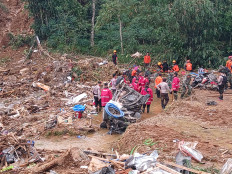 Desperate endeavor: A rescue team combs through debris to search for seven missing victims of a landslide in Kasimpar village, Pekalongan regency, Central Java, on Jan. 22, 2025. The disaster has killed 20 people and injured 10 others.