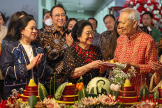 Prabowo sends flowers to Megawati, misses rumored meeting on her birthday