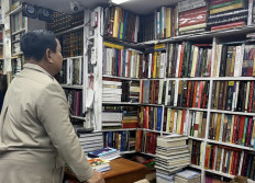 President Prabowo Subianto browses titles on Jan. 25, 2025, at the Bahrisons Booksellers in New Delhi.