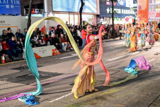 Asian markets diverge in thin trade, with AI impact in focus