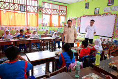 This handout photograph taken and released on Feb. 3, 2025, by Indonesia's Presidential Palace shows Indonesian President Prabowo Subianto (second right) in a classroom at the Jati 05 Pagi State Elementary School as part of his inspection of the recently launched nationwide free nutritious meals program, in East Jakarta.
