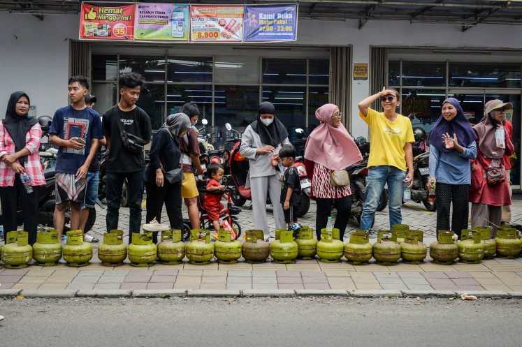 Residents line up on Feb. 3, 2025, to exchange 3-kilogram liquefied petroleum gas (LPG) canisters in Cibodas, Tangerang, Banten. Residents in Tangerang city said that it had been difficult for them to receive the gas canisters following the government&rsquo;s new policy prohibiting their sale at the retailer level and requiring people to buy them from official distribution centers.