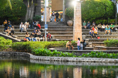 Cheap treat: People visit Ayodya Park, a popular green space and affordable place to spend free time in Jakarta, on Jan. 27. As 2025 begins, a new mentality has emerged among young people in Indonesia, the “you only need one” mindset, where they embrace a more frugal and mindful way of living.