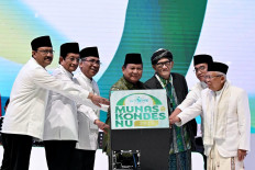 President Prabowo Subianto (center) is flanked by Nadhlatul chairman Yahya Cholil Staquf (third left) and supreme leader Miftachul Achyar (third right) during a ceremony to commemorate NU's 102nd anniversary on Feb. 5, at the Istora Indoor Stadium in Central Jakarta.
