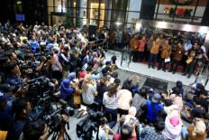 We’re done here: Corruption Eradication Commission (KPK) chairman Agus Rahardjo, accompanied by KPK commissioners Saut Situmorang and Laode Muhammad Syarif, speaks to journalists in a press conference at the KPK headquarters in South Jakarta on Friday. They handed back their mandates for KPK leadership to President Joko “Jokowi” Widodo to express their disappointment over his support for the planned revision of the KPK Law. (JP/Seto Wardhana