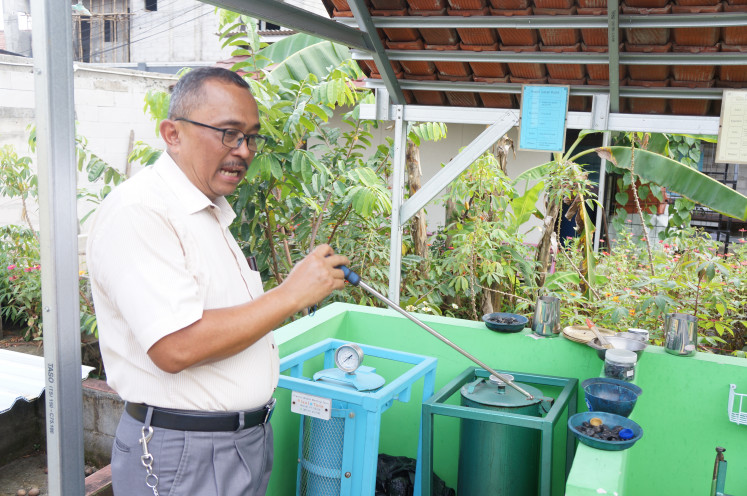 Valuable trash: Environmental science professor at the Bogor Agriculture University (IPB) in Bogor, West Java, Arief Sabdo Yuwono, explains how self-processed waste can become a source of income at his School of Waste Management, on Jan. 8, 2025. Arief consistently processes his own organic waste and sells recyclable materials to scavengers 