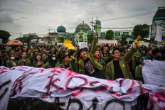 Students allege police brutality during Indonesia Gelap rallies